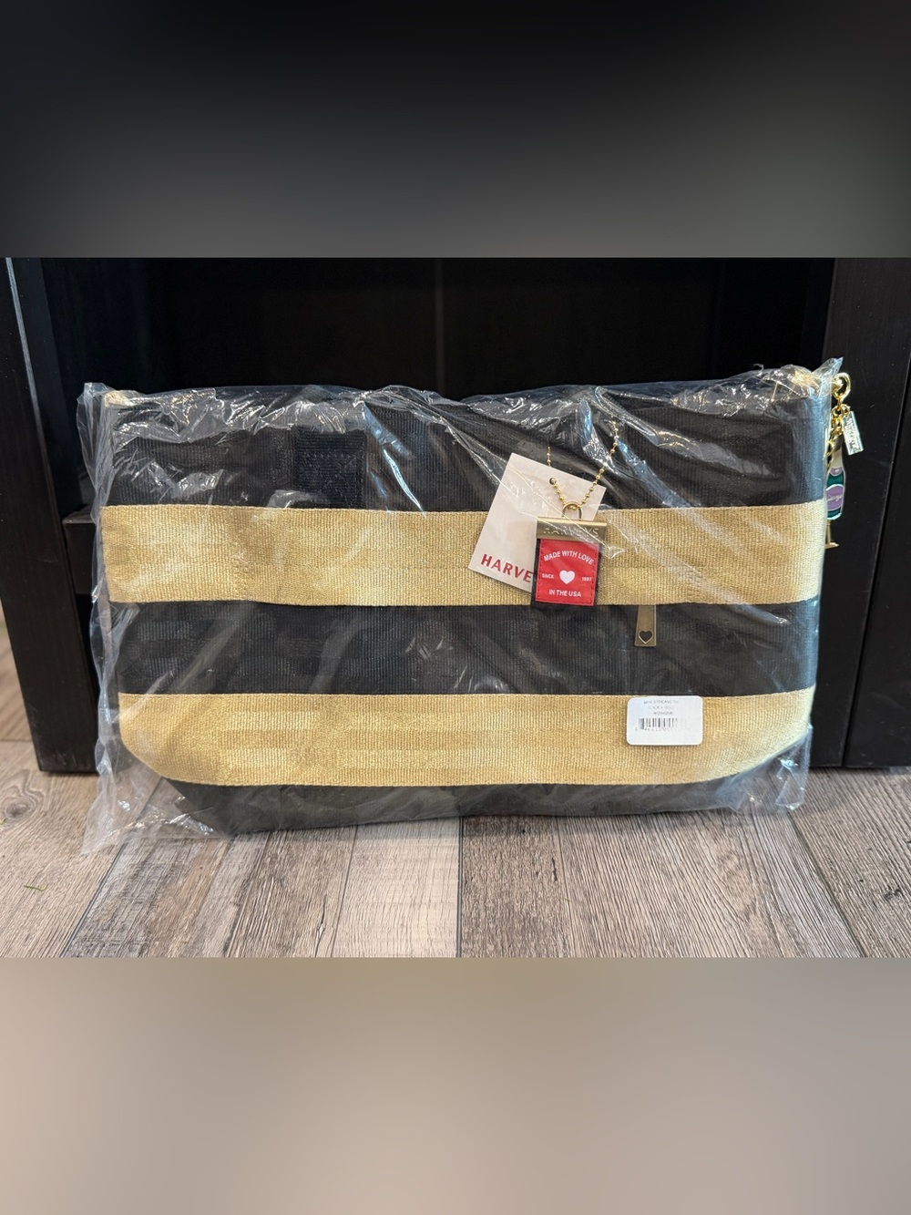 🥂 NWT Harveys Black and Gold Striped Purse